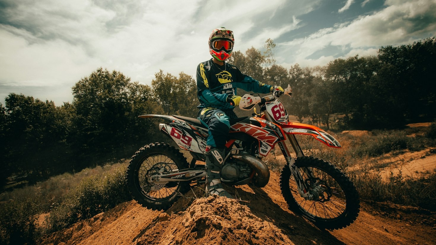 Trening kondycyjny motocyklisty poza torem wyścigowym